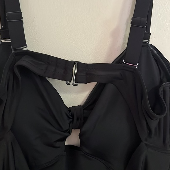 Old Navy one piece swim suit 🖤 - Picture 3 of 5